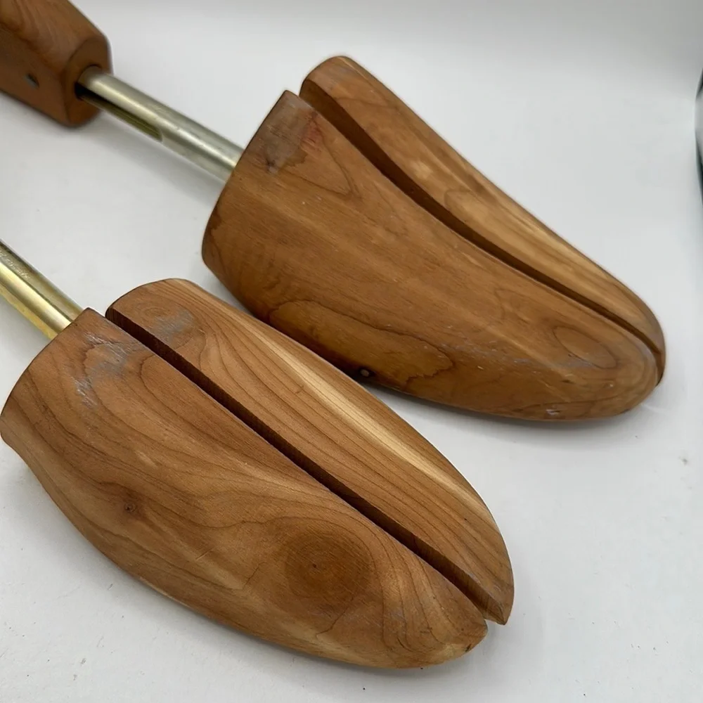 Split-toe cedar shoe tree pair, sizes M and L
